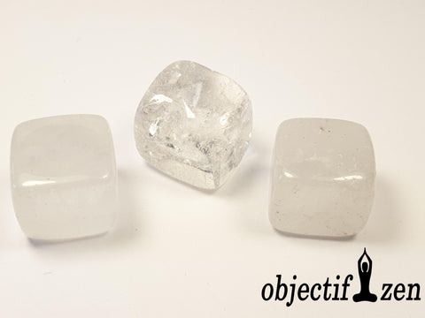 cube quartz blanc ou cristal de roche pierre roulée objectif zen