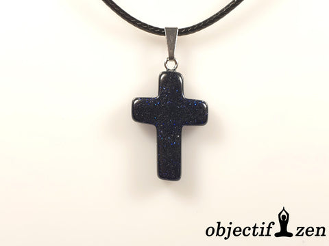 objectif zen pendentif croix pierre de sable bleu